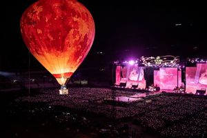 아이유, &apos;주경기장 오렌지빛 물들인&apos; 콘서트 내달 극장서 본다