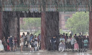 토요일 전국 곳곳에 소나기…체감 33도 이상 폭염 계속(오늘 날씨)