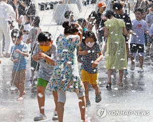 수요일 &apos;체감온도 33도&apos; 곳곳 늦더위 계속…동해안은 비(오늘 날씨)