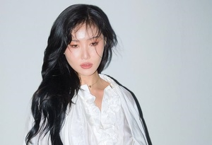 &apos;외설 퍼포먼스 논란&apos; 마마무 화사, 결국 경찰 조사