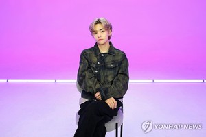 BTS 뷔 &apos;레이오버&apos;, 日서 첫날 22만장 팔려 1위…음원도 정상
