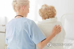 미국 연구팀 "고령층 하루 앉아있는 시간 10시간 넘으면 치매 위험 급증"