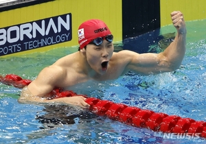 &apos;한국 수영 첫 금메달&apos; 지유찬 누구?…남자 자유형 50ｍ 21년 만 쾌거