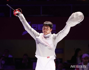 오상욱, 구본길과 5년 만에 리턴 매치…이번엔 금메달 획득