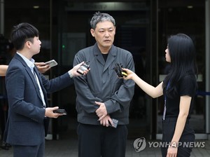 유튜버 김용호, 연예인 공갈 혐의로 구속영장