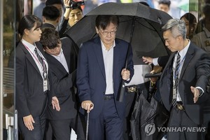 이재명 영장심사 위해 법정 가던 도중 &apos;휘청&apos;…심사 후 서울구치소에서 대기