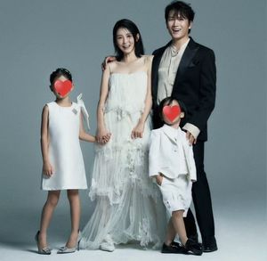 지성♥이보영 가족 사진 공개…붕어빵 아들·딸과 훈훈한 미소