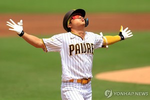 MLB닷컴 "김하성, 팀에 엄청난 가치…트레이드 기준 높아야"