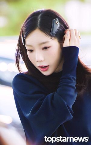 소녀시대 태연, ‘쌀쌀한 날씨에 저절로 만들어지는 핑구 입’ (인천공항출국패션) [HD포토]