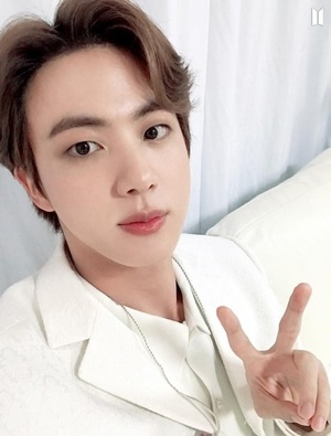 [BTS News] 방탄소년단 진, &apos;인형 제조사가 뽑은 최고 조각외모·아름다운 음색의 글로벌 초특급 스타&apos;→115만 팔로워 서울여행 가이드 계정의 찬사