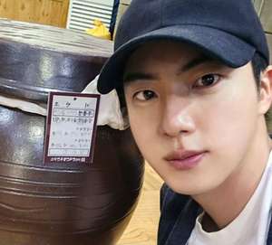 [BTS News] 방탄소년단 진, &apos;n월의 석진&apos;으로 인사 전하는 비주얼킹의 면모