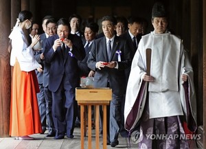 일본 국회의원들, 전범 합사 야스쿠니신사 집단 참배…전쟁범죄 비판 아랑곳 않아