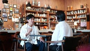 신화 김동완, &apos;바리스타 그녀&apos;와 핑크빛 기류