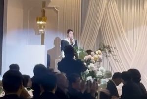 김혜수, 매니저 결혼식 사회까지…특급 의리 자랑