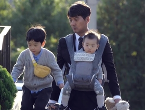 "아직 마음 속에서 정리 못해"…이필모, 두 아들과 어머니 산소 방문해 심경 고백