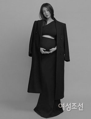 &apos;둘째 임신&apos; 강소라, 만삭 D라인 공개[화보]