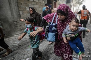 무연고 집단매장 피하려…아이에게 팔찌채우는 팔 부모들(이스라엘 팔레스타인 전쟁)