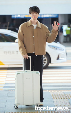 이동욱, ‘훈훈한 손인사’ (인천공항 출국) [HD포토]