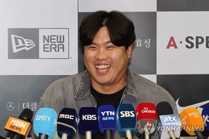 MLB 사무국, 한화에 류현진 FA 신분 통보…계약은 최종 조율 중(종합)