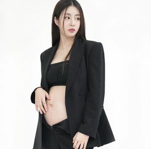 &apos;만삭&apos; 강소라, 과감한 D라인…화보 비하인드컷 공개