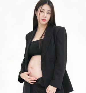 "너무 멋진 결과물"…강소라, 생애 첫 만삭 화보 비하인드컷 공개