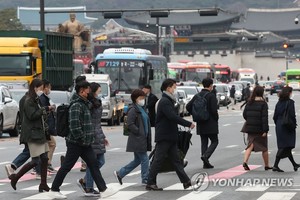 출근길 기온 전날보다 10도 안팎 &apos;뚝&apos;…강한 바람에 더 춥다(오늘 날씨)