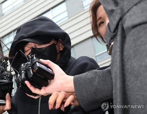 골프채로…전청조, &apos;남현희 스토킹·조카 학대 혐의&apos;로 검찰 송치