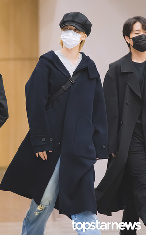 방탄소년단(BTS) 지민, ‘대학생 느낌 물씬 코트 패션’ (김포공항 출국) [HD포토]