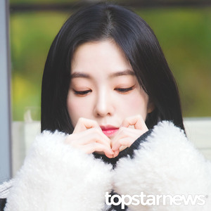 레드벨벳(Red Velvet) 아이린, ‘고양이 하트 배우는 배토끼’ (뮤직뱅크 출근길) [HD포토]