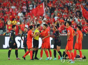 홍콩, 29년 만에 축구로 본토 제압…중국은 퇴장만 3명