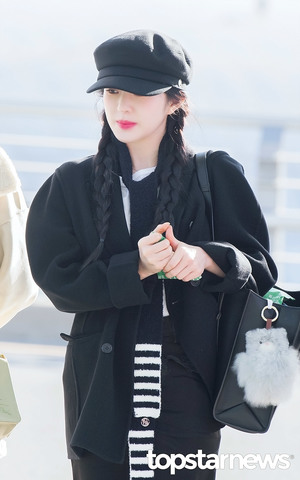 레드벨벳(Red Velvet) 아이린, ‘핫팩이 아직 안따뜻하네…’ (인천공항 출국) [HD포토]