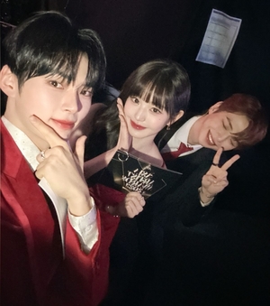 성한빈-장원영-강다니엘, &apos;2023 AAA&apos; 빛낸 3MC…쓰리샷 공개