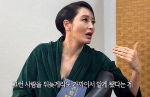 &apos;청룡 여신&apos; 김혜수, "선배로서 본이 돼야겠다는 마음 없어…존경심 드는 후배도 많아" 속내 고백