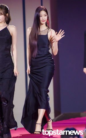 르세라핌(LE SSERAFIM) 카즈하, ‘몸매 강조한 실크 드레스’ (2023 SBS 가요대전) [HD포토]