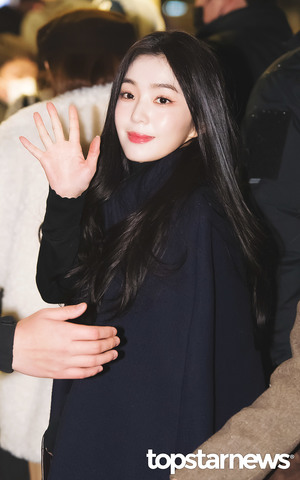 레드벨벳(Red Velvet) 아이린, ‘영화 같은 손인사’ (인천공항 출국) [HD포토]