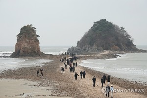 아쉬움을 뒤로 하고…흐린 날씨에도 전국 해넘이 명소 &apos;북적&apos;