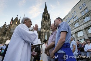 교황 승인 한달 만에 韓가톨릭 사제도 동성 커플에 축복 기도