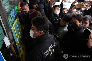 이재명 &apos;흉기 습격&apos; 피의자 인근 주민 "보수 성향의 신문을 자주 봤지만, 정치색 드러내진 않았다"