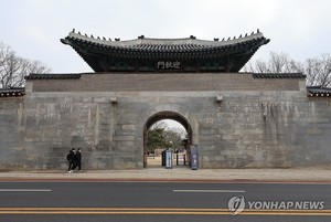 &apos;낙서 테러&apos; 경복궁 담장 80% 복구…"전체 복구 비용 청구할 것"