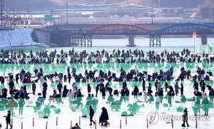 &apos;추울수록 좋다&apos; 화천산천어축제 개막 이틀 새 18만여명 &apos;만끽&apos;(종합)