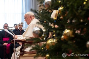 교황 "대리모 출산, 전세계적으로 금지해야"