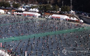 공영홈쇼핑, 화선 산천어 축제 현장서 &apos;라방&apos;…지역경제 활성화