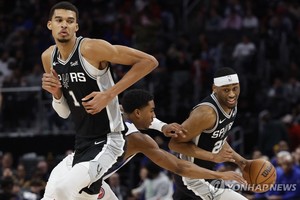 &apos;신인류&apos; 웸반야마, 21분만 뛰고도 NBA 무대 첫 트리플더블