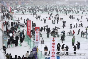 산천어축제 두 번째 주말 22만명 &apos;손맛&apos;…누적 70만명 육박