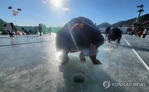 화천산천어축제 온라인도 &apos;북적&apos;…한 달에만 유튜브 3만4천건