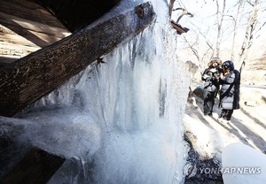 꽁꽁 얼어붙은 내륙…경기·강원 일부 출근길 -15도(오늘 날씨)