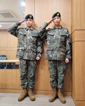 “충성!” 군대 간 방탄소년단 RM, 뷔와 최정예 훈련병 됐다…신병교육 수료 인증