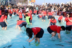 &apos;대한민국 진짜 겨울&apos; 제15회 평창송어축제 18만명 방문