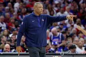 "NBA 밀워키 새 사령탑에 리버스 전 필라델피아 감독"