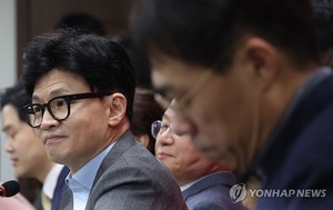한동훈, 김건희 여사 논란에 "입장변화 없다"…명품백 직접사과 주장한 김경율 사퇴론도 일축